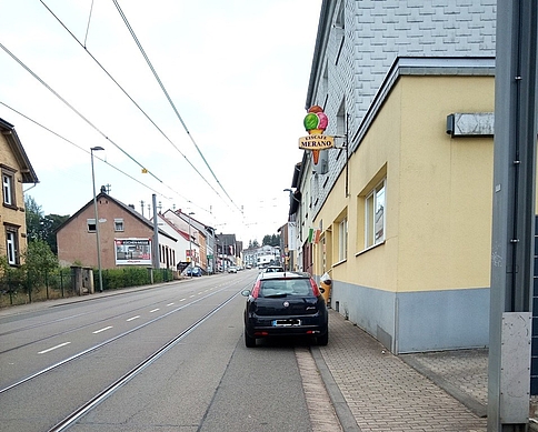 Abbildung 3: Radfahrer werden durch verkehrswidriges Parken zwischen die Autos und den Gleiskörper gedrängt.